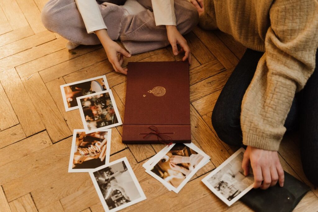 Dos personas miran juntas un álbum con fotos antiguas